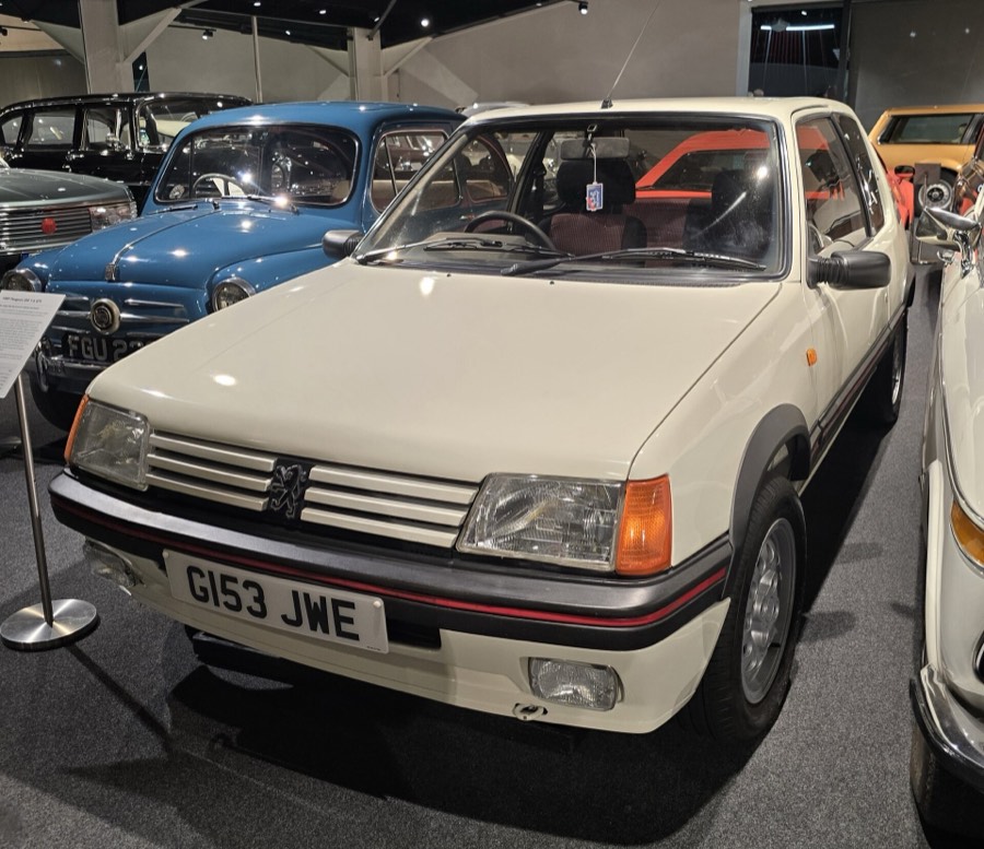 Peugeot 205 GTI rouge.