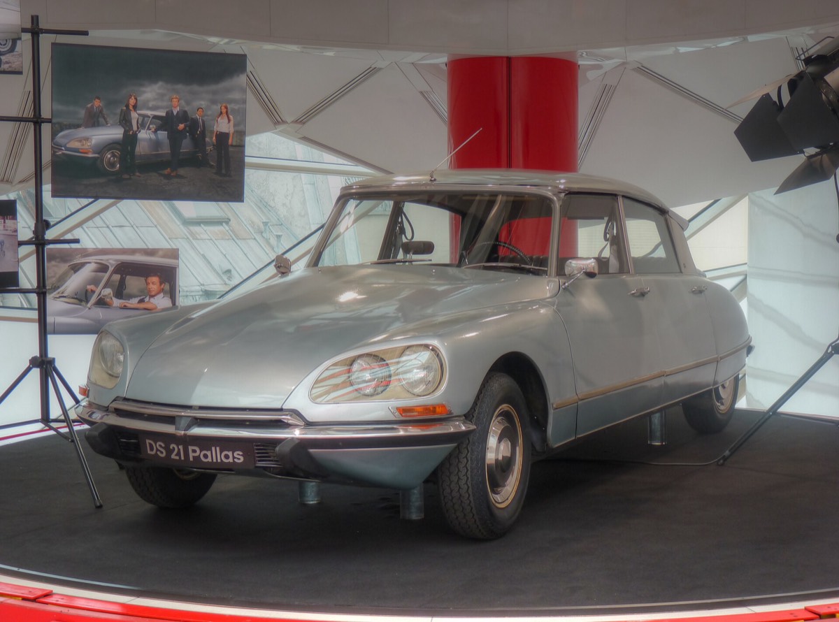 Une Citroën DS 21 Pallas, de trois quarts avant, carrosserie claire.